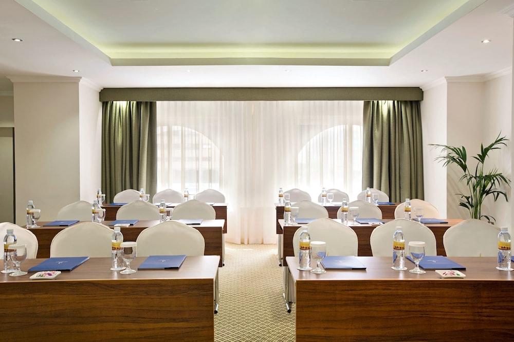 Seasons Al Hamra Hotel